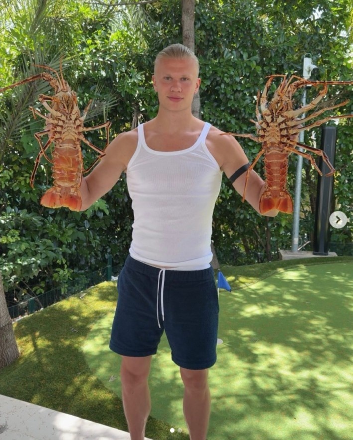 想过怎么吃没🦞🦞哈兰德社媒晒照，一手拿一只龙虾