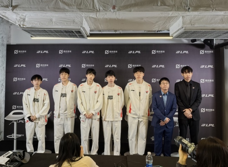 AL赛后群访 教练：这段时间我们一直训练新版本 感谢选手们的努力