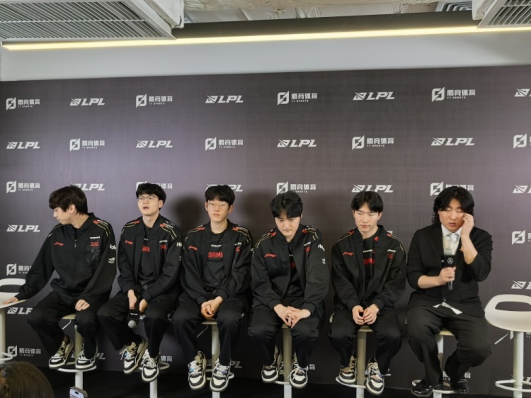 JDG赛后群访 教练：不该打架的时间段应该避开 前期要平稳渡过