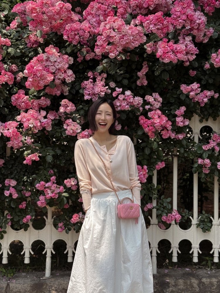 LCK主持裴惠智晒照：六月来了🌷要开心呀~
