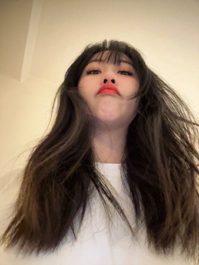 前LPL解说suki晒照：喜欢哪个我 都喜欢吗 那真是太好了