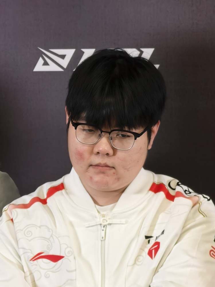 这是打自闭了？369赛后群访保持一个姿势直到结束