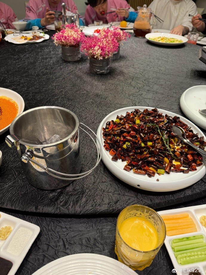 Elk赛后分享聚餐美食：吃点好的 大家打的好下场继续加油