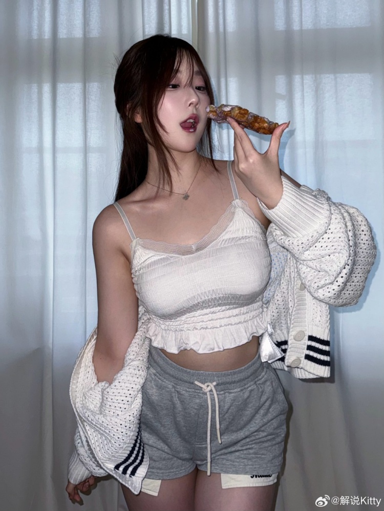 前LPL英文流解说Kitty晒照：嘿嘿^-^