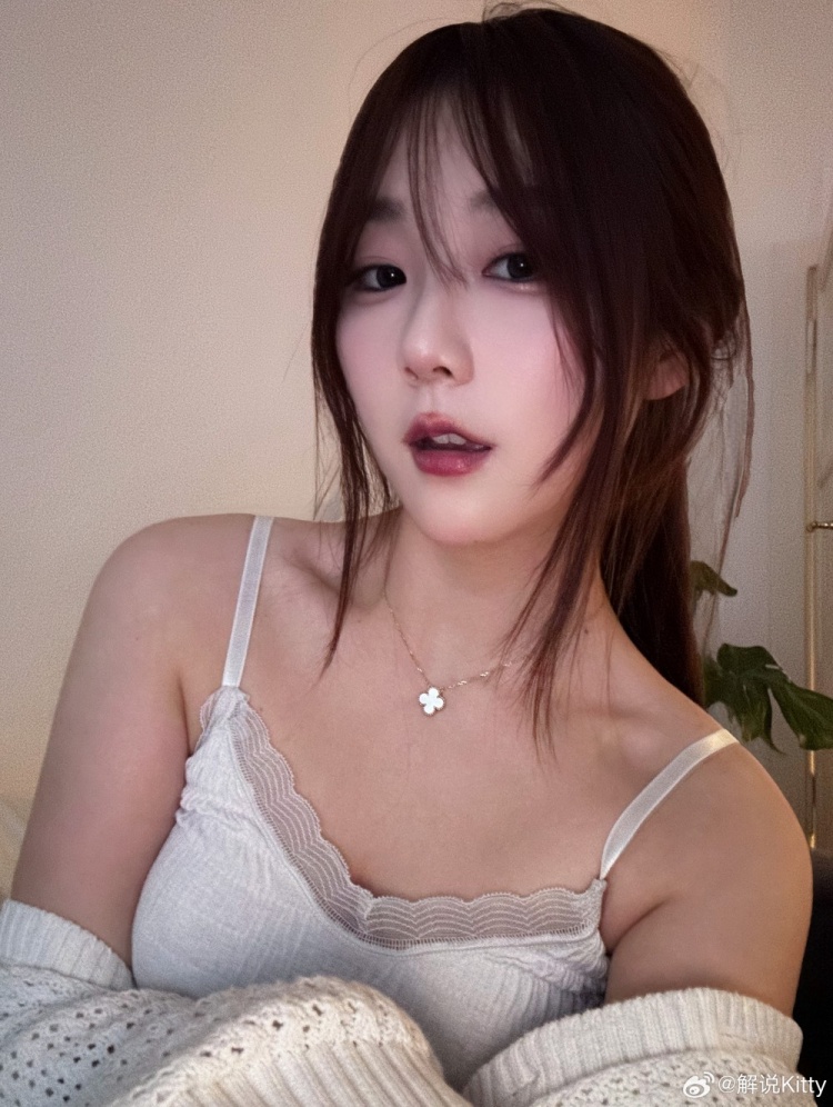 前LPL英文流解说Kitty晒照：嘿嘿^-^