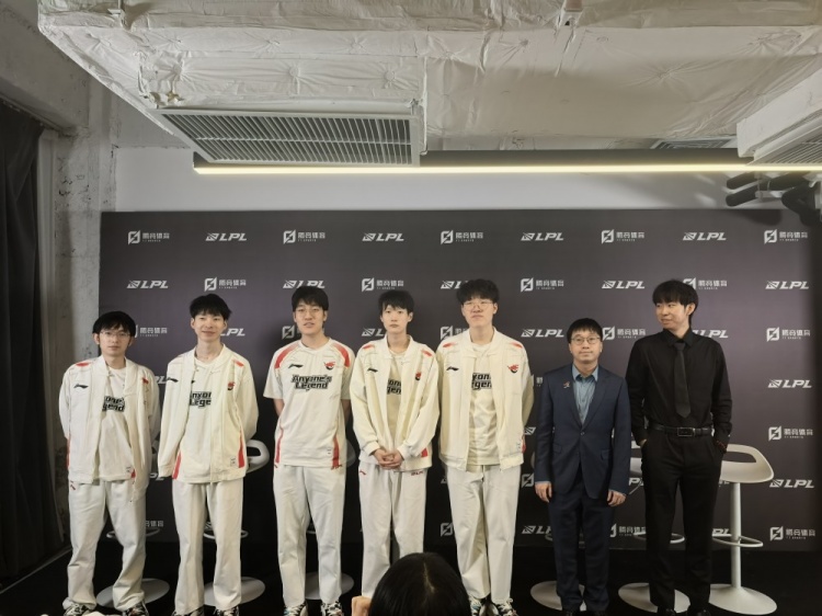 AL赛后小组面试教练：每个人都可以期待我们的成长 我们将充分利用我们的时间