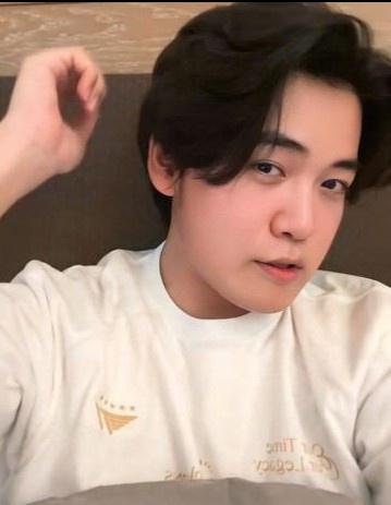 想当造型师了🤗Gumayusi转发了自己的四种发型：还是长发最帅啊