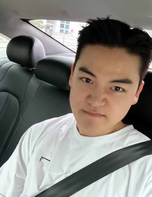 想当造型师了🤗Gumayusi转发了自己的四种发型：还是长发最帅啊