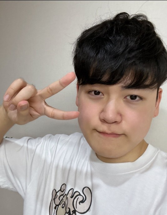 想当造型师了🤗Gumayusi转发了自己的四种发型：还是长发最帅啊