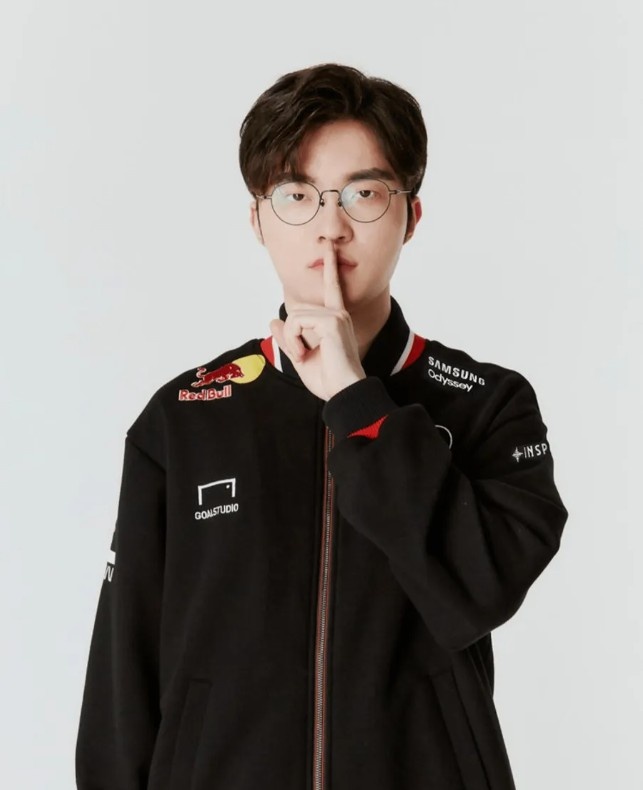 T1黑白两套新队服模特照曝光，Faker试穿展示