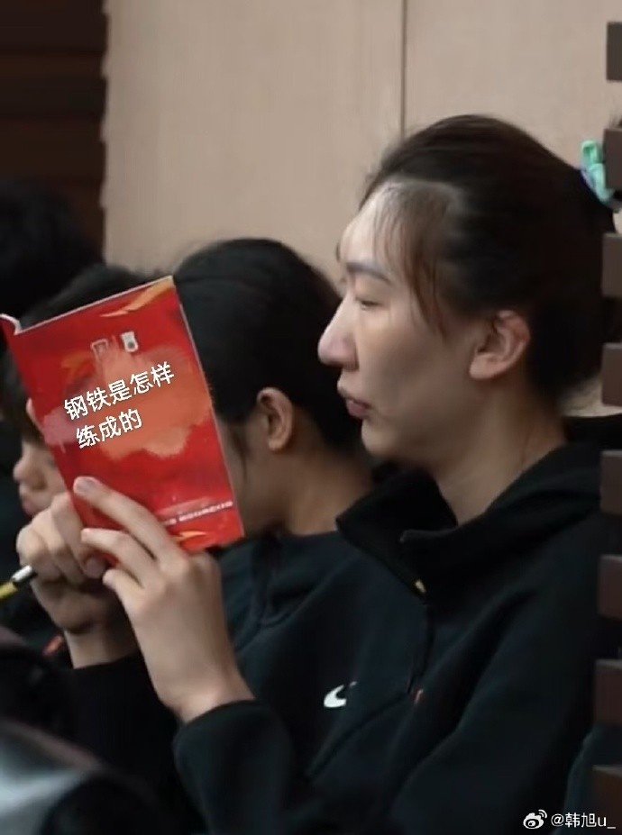 韩旭晒学习照：祝所有高考学子考的都会蒙的全对～记得带好证件哦