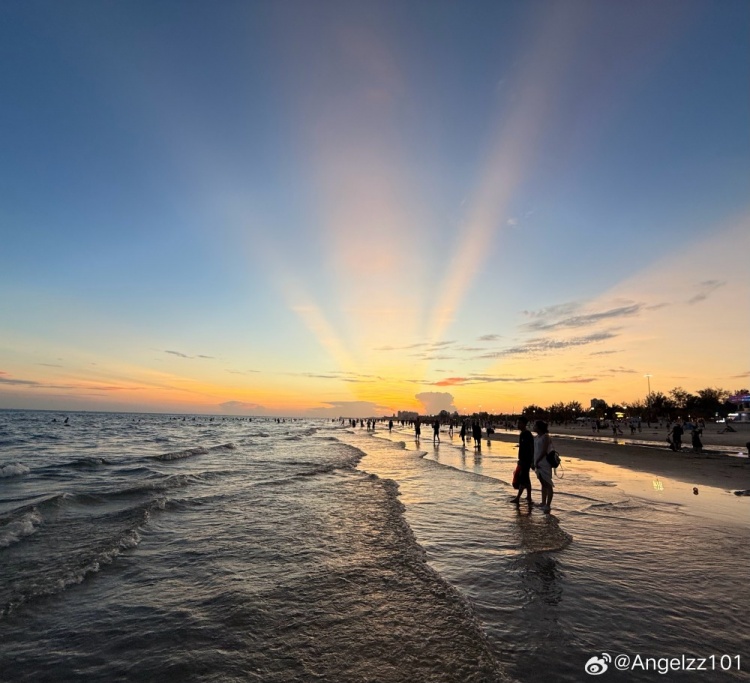 Angel分享旅游美景照片：来看海了，很美的夕阳