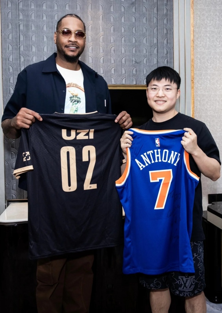 Uzi晒与安东尼的合照：很高兴见到甜瓜 期待有机会一起运动、打球