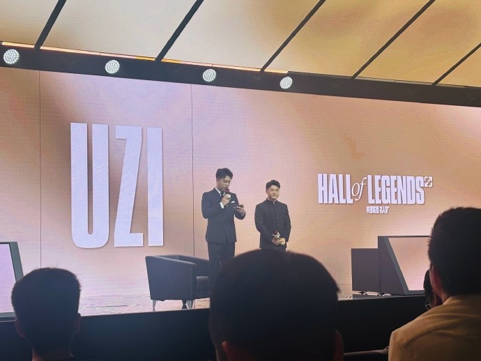 小悠分享Uzi名人堂典礼返图：热爱可抵万难 追光的人终会光芒万丈