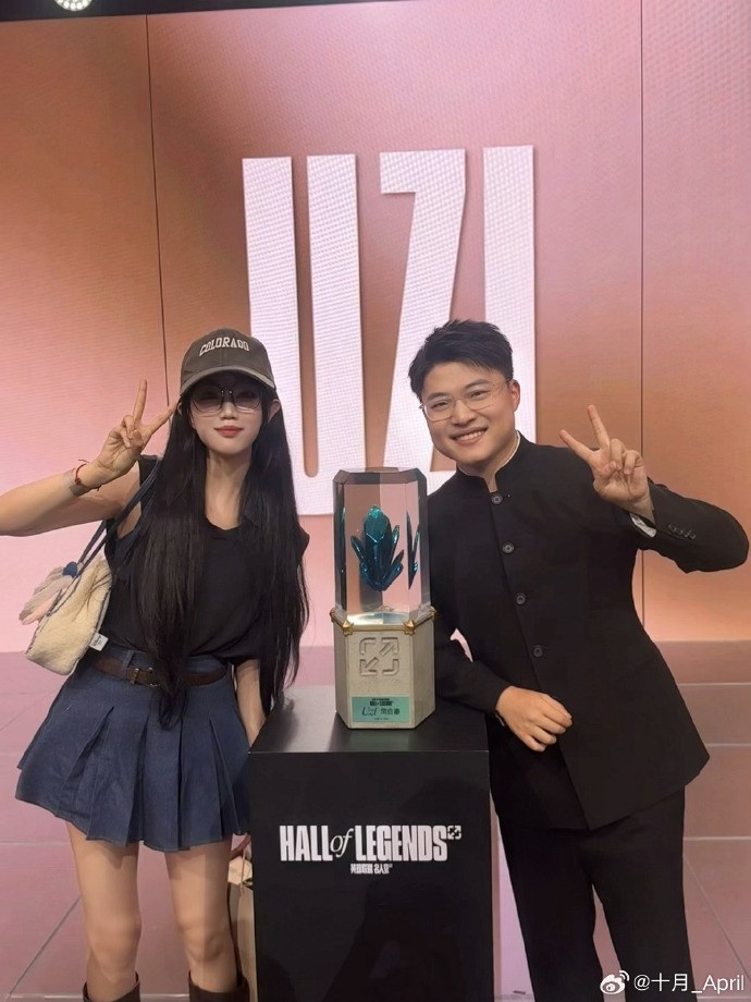 LPL主持十月分享Uzi名人堂典礼返图：图只放五张，因为乌兹YYDS！
