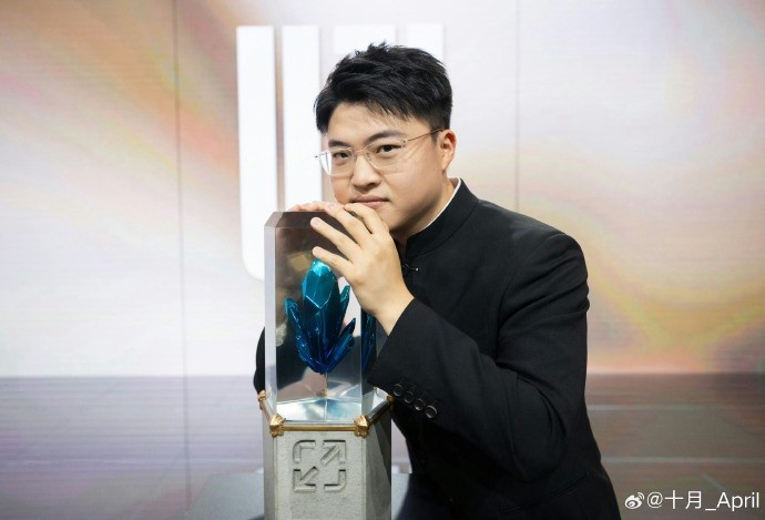 LPL主持十月分享Uzi名人堂典礼返图：图只放五张，因为乌兹YYDS！