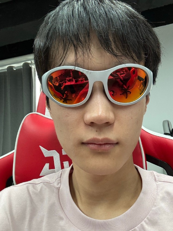 燥热的天，燥热的心！Shanks发布抽象自拍：这么帅的照片