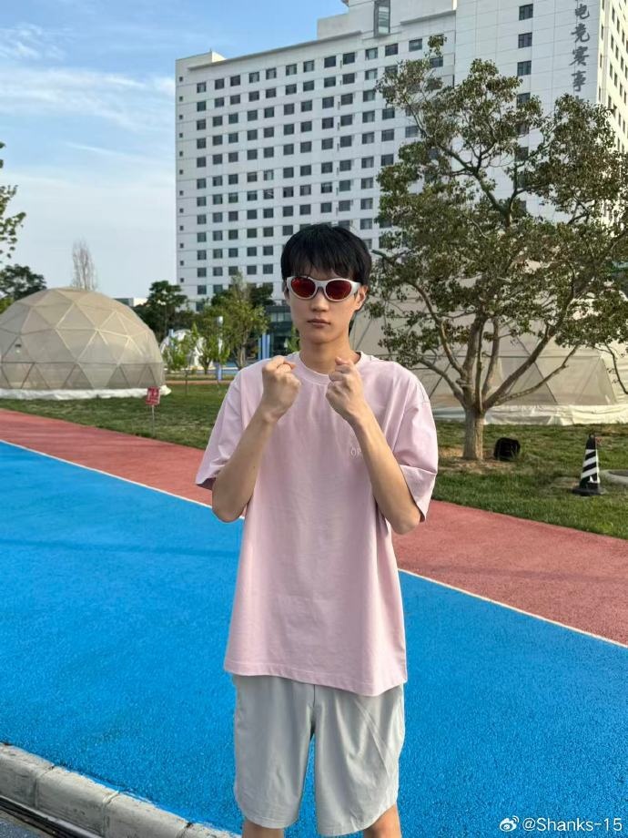 燥热的天，燥热的心！Shanks发布抽象自拍：这么帅的照片