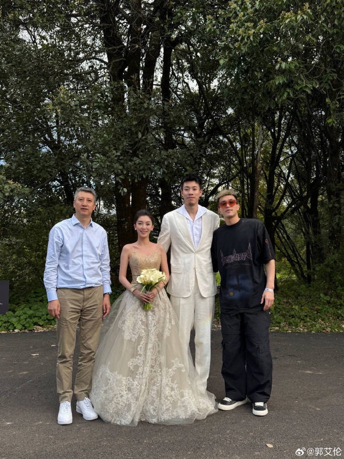 一百年的幸福婚姻！张Zhenlin举行了婚礼 郭西安格和郭艾伦在场以祝贺