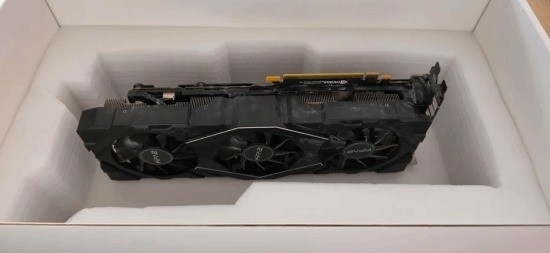 太惨！攒一年钱花2万买RTX5090：开箱是大米和面条