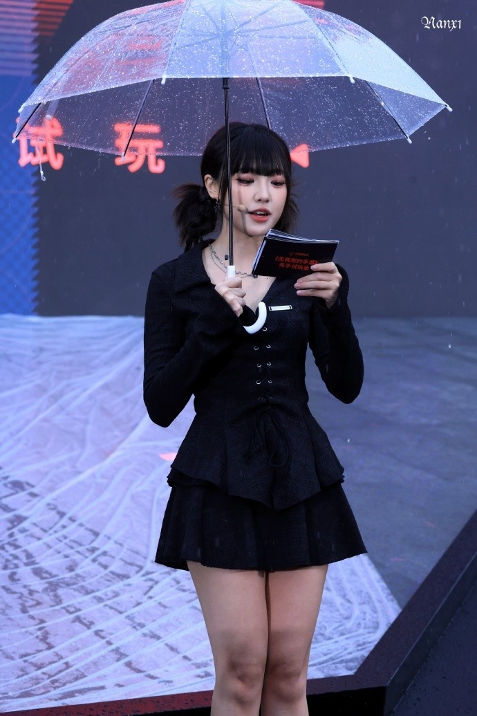 手游主持周敢敢分享照片：辛苦了下大雨扛大炮来拍 我将跪地膜拜