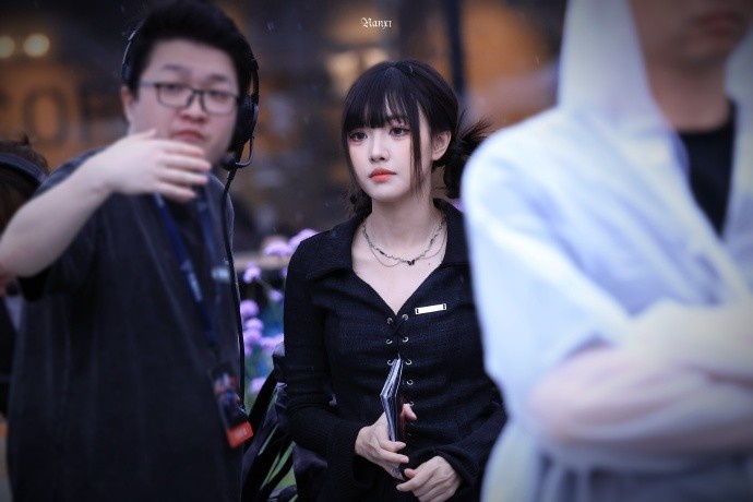 手游主持周敢敢分享照片：辛苦了下大雨扛大炮来拍 我将跪地膜拜
