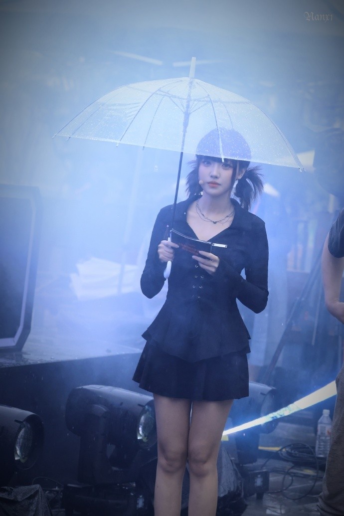 手游主持周敢敢分享照片：辛苦了下大雨扛大炮来拍 我将跪地膜拜