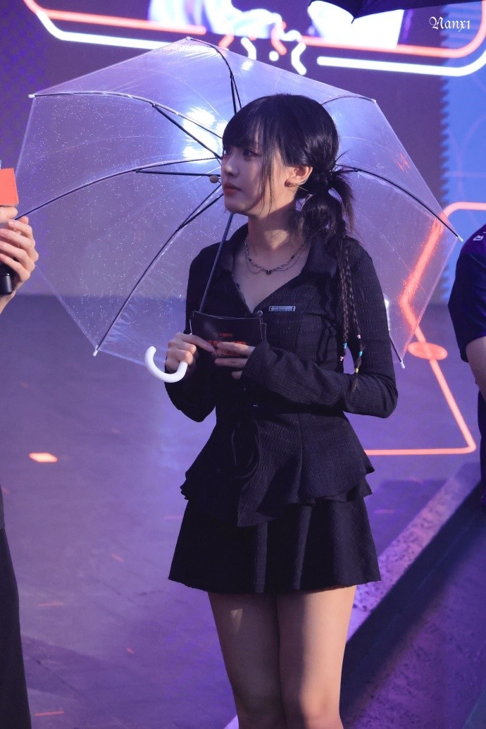 手游主持周敢敢分享照片：辛苦了下大雨扛大炮来拍 我将跪地膜拜