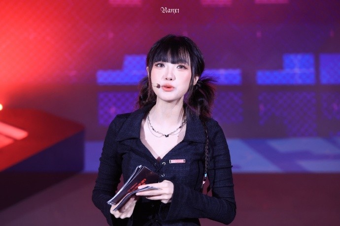 手游主持周敢敢分享照片：辛苦了下大雨扛大炮来拍 我将跪地膜拜