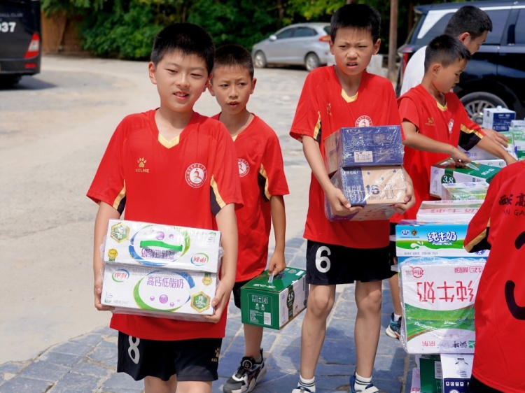 足球通过温暖 关心温暖的日落| Shaanxi United Football Club和会员慈善之旅