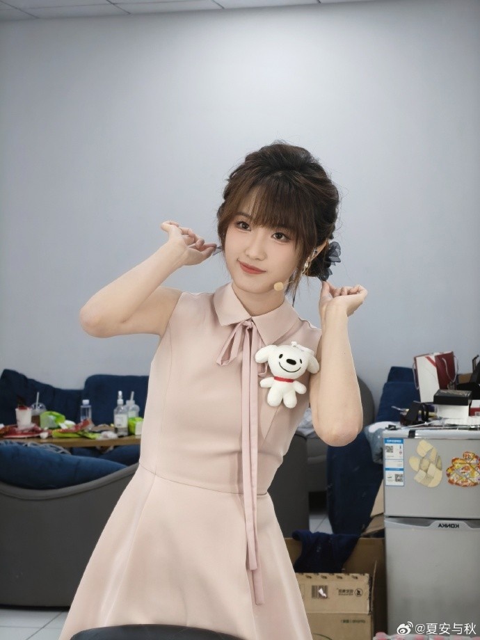 夏日甜美系满分！主持人夏安分享照片：你好 今天粉粉嘟