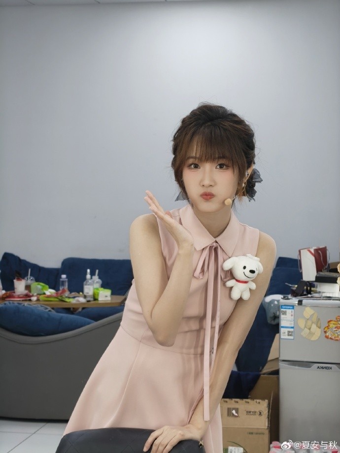 夏日甜美系满分！主持人夏安分享照片：你好 今天粉粉嘟
