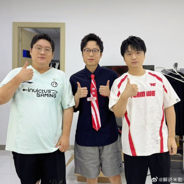 mksports体育米勒分享与KID WX合照：精彩的bo5👏今天孩神太活跃了 拦不住