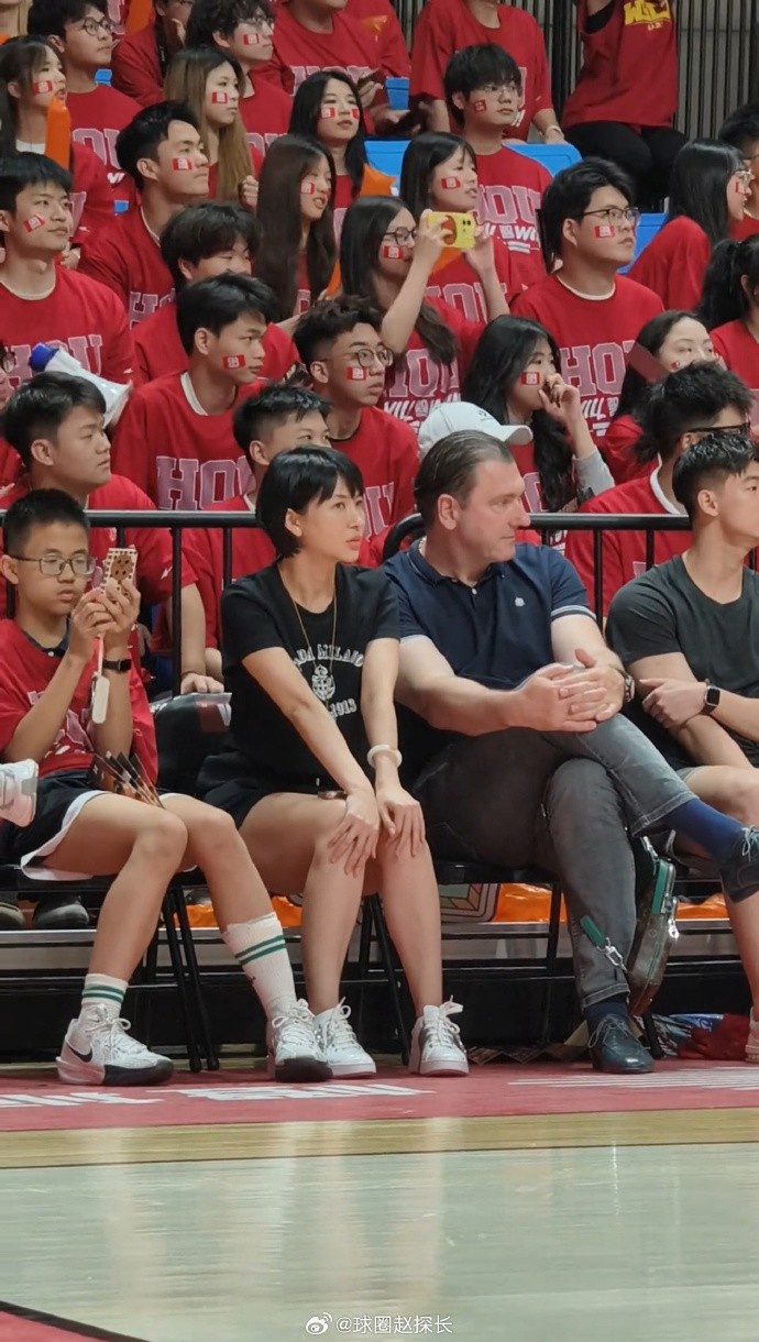 【中国篮球】福建伍总和主帅凯撒现身CUBAL赛场 网友称是观