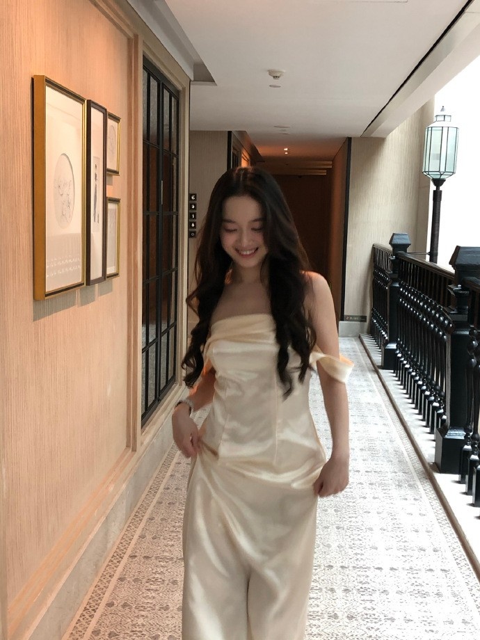 无畏契约主持戈曼妮晒照：我的成都记忆01 在酒店走廊的乱拍乱动
