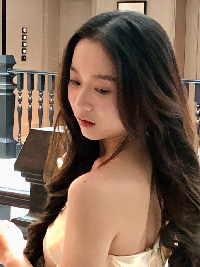无畏契约主持戈曼妮晒照：我的成都记忆01 在酒店走廊的乱拍乱动