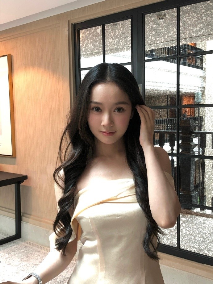 无畏契约主持戈曼妮晒照：我的成都记忆01 在酒店走廊的乱拍乱动