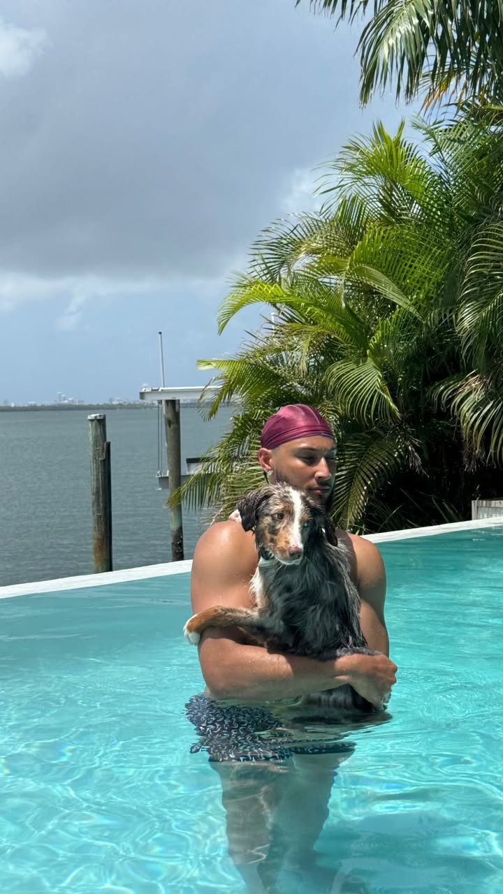 【体育资讯】休赛期生活️本西晒近期动态：出海游玩、与爱犬游泳
