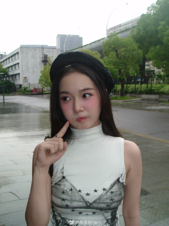 无畏契约主持戈曼妮晒照：下雨一直下下下下到厌倦🌧️