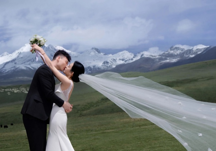 [推荐]️️撒狗粮！鄢手骐妻子晒二人的甜蜜婚纱照(图1)