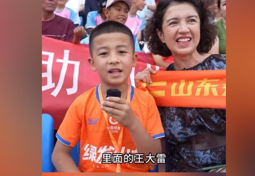 【精彩资讯】小球迷特别喜欢王大雷，前往喀什杯现场后才知道是泰