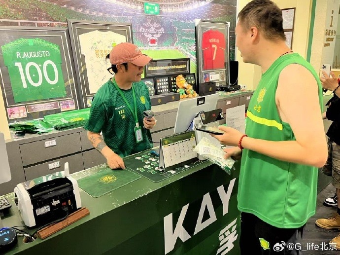 有吧友偶遇吗？张稀哲亲身“戴帽”上阵，在国安商铺当收银员
