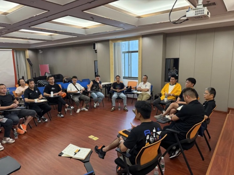 畅所欲言凝心聚力球迷座谈会顺利召开