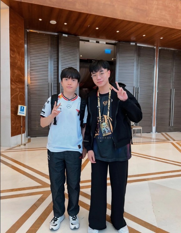 GAM分享Elio与Keria合照并配文:我们最爱的辅助选手们