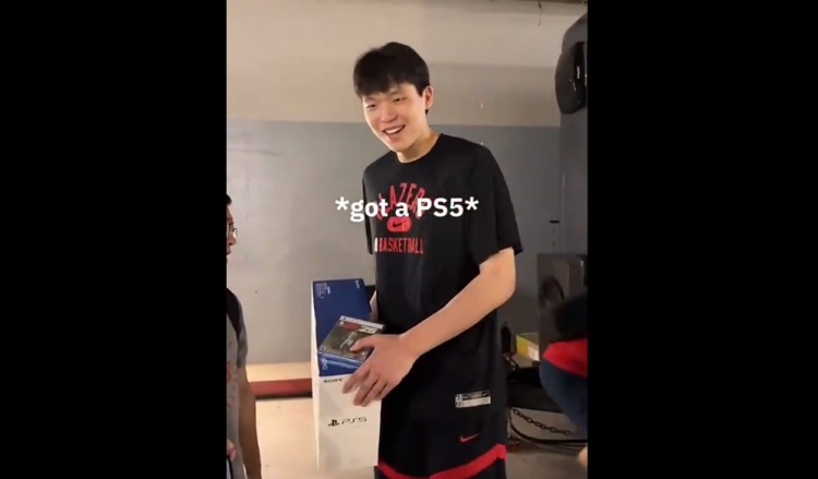 殳海：杨瀚森的PS5是2K官方送的业余生活打游戏算非常健康的爱好