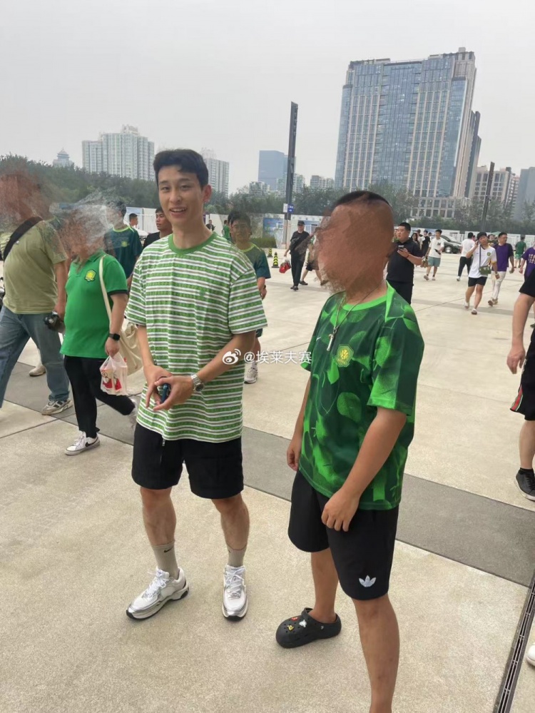 为老东家加油！巴顿抵达工体现场观战国安vs申花