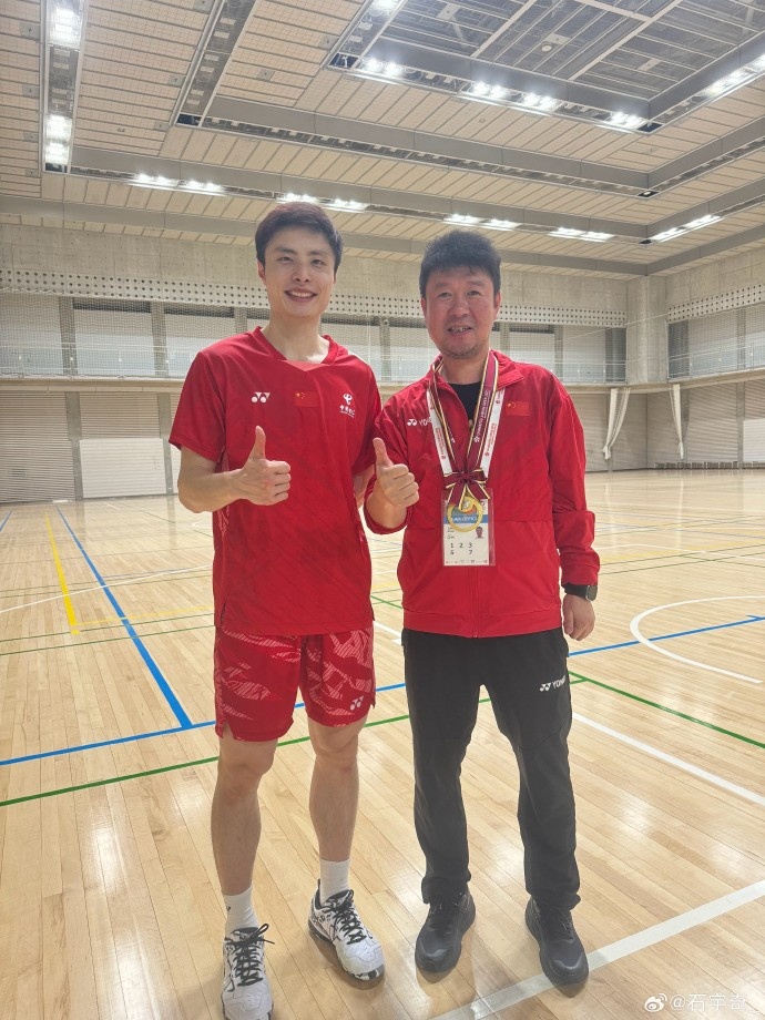 石宇奇晒与教练合照庆祝夺冠：继续努力，新的公开赛冠军