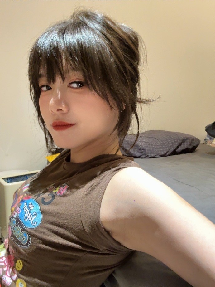 主持人骆歆分享自拍：超绝肌肉猛女！