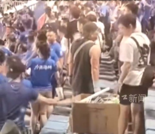 贛超第二輪南昌對陣九江賽后，球迷自發(fā)清理隨身垃圾