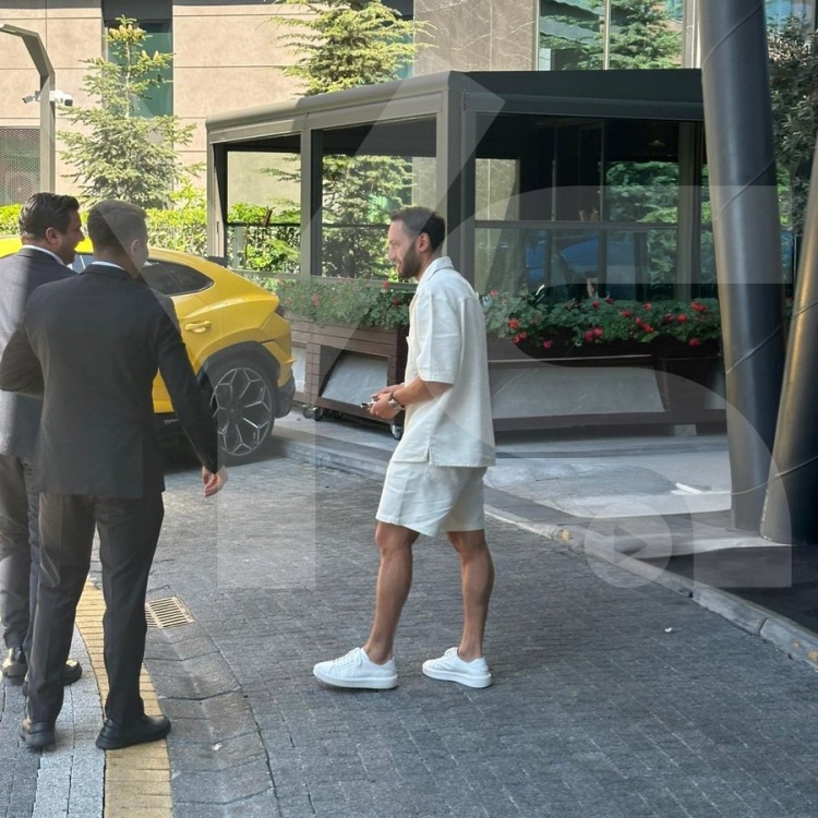 记者：恰尔汗奥卢昨晚抵达伊斯坦布尔，今天将进行一些转会谈判